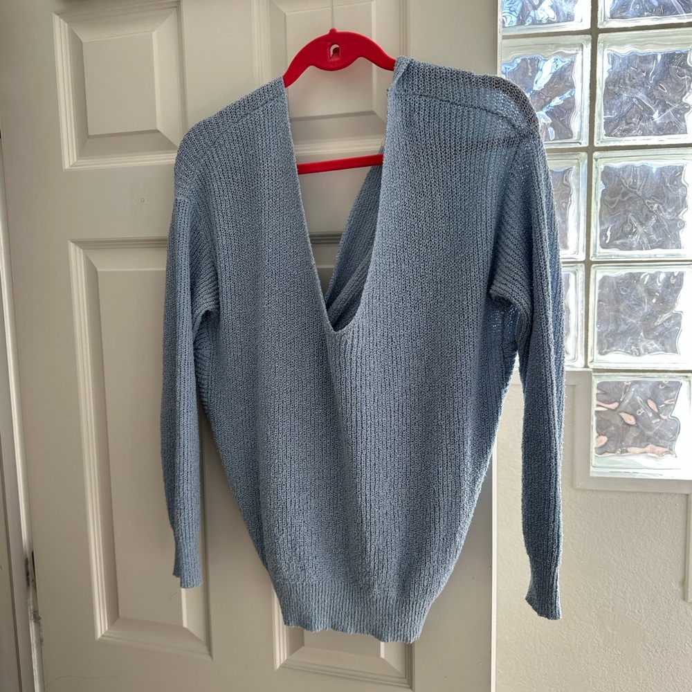 Periwinkle v neck lightweight knit sweater with open back in great condition